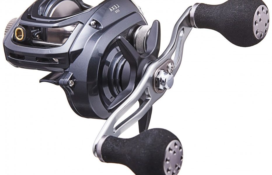 Moulinet casting Daiwa Lexa 2024 vu de trois quarts, manivelle double