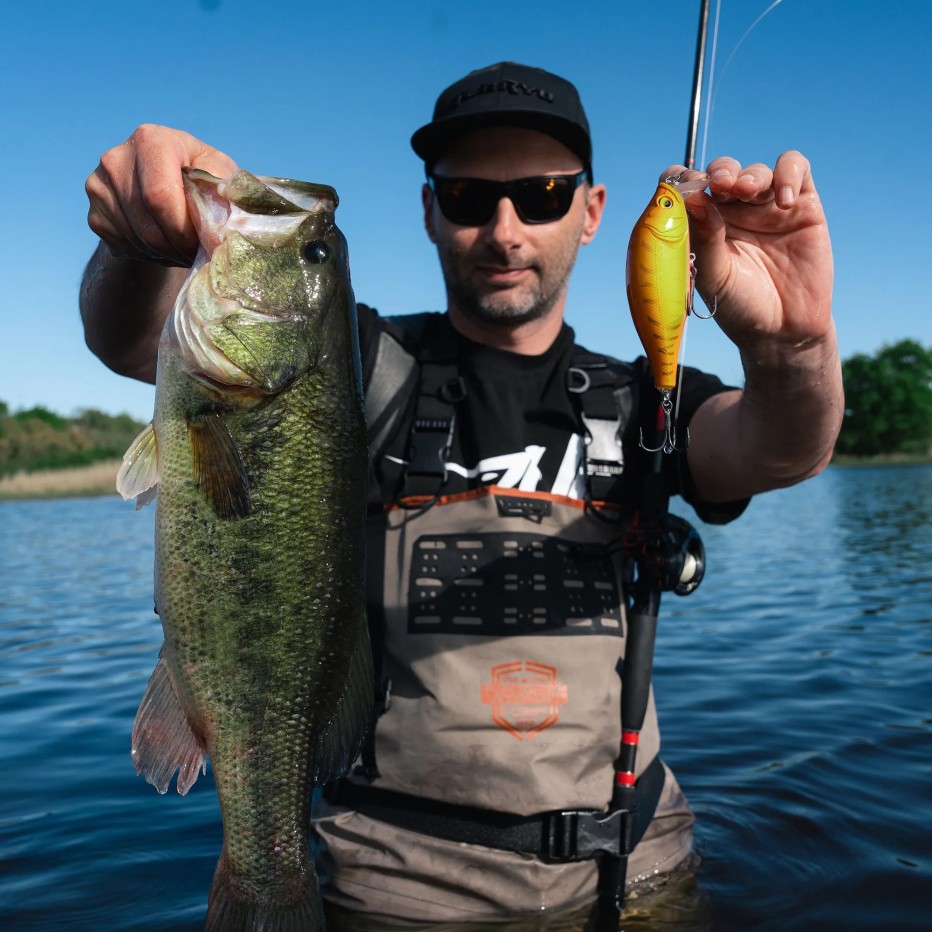 Pêcheur tenant un black bass et un crankbait de la gamme Dango, photo du fabricant